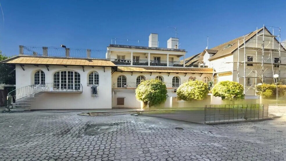 Local d'activités dans Cergy à vendre - Photo du bâtiment - Image 1 de 18