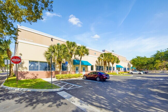 Plus de détails pour 74 SW 12th Ave, Dania, FL - Industriel à louer