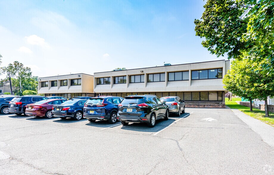 716 Broad St, Clifton, NJ à louer - Photo du bâtiment - Image 2 de 7
