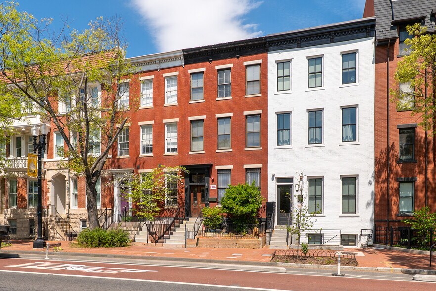 1010 Pennsylvania Ave SE, Washington, DC à vendre - Photo du bâtiment - Image 3 de 40