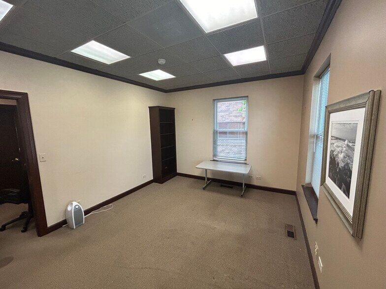 564 S Washington St, Naperville, IL à louer - Photo intérieure - Image 2 de 17