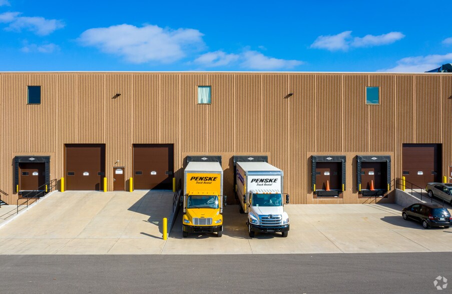 8201 Brooklyn Blvd, Brooklyn Park, MN à louer - Photo du bâtiment - Image 2 de 14