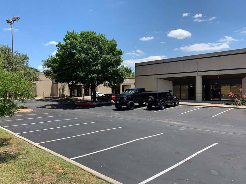 459-599 Spencer Ln, San Antonio, TX for lease - Building Photo - Image 1 of 11