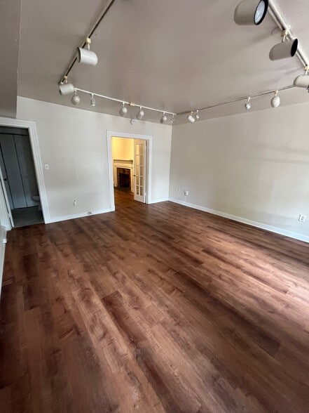 612 Caroline St, Fredericksburg, VA for lease - Interior Photo - Image 2 of 8