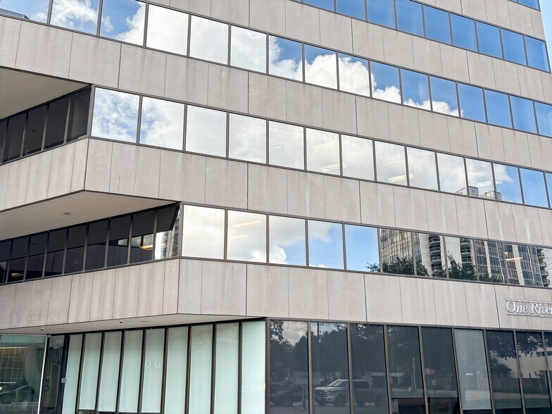 1 Riverway, Houston, TX à louer - Photo du bâtiment - Image 3 de 12