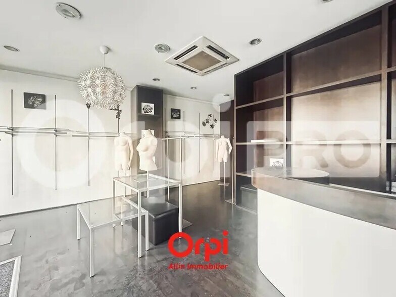 Retail in Montluçon for lease - Interior Photo - Image 1 of 5