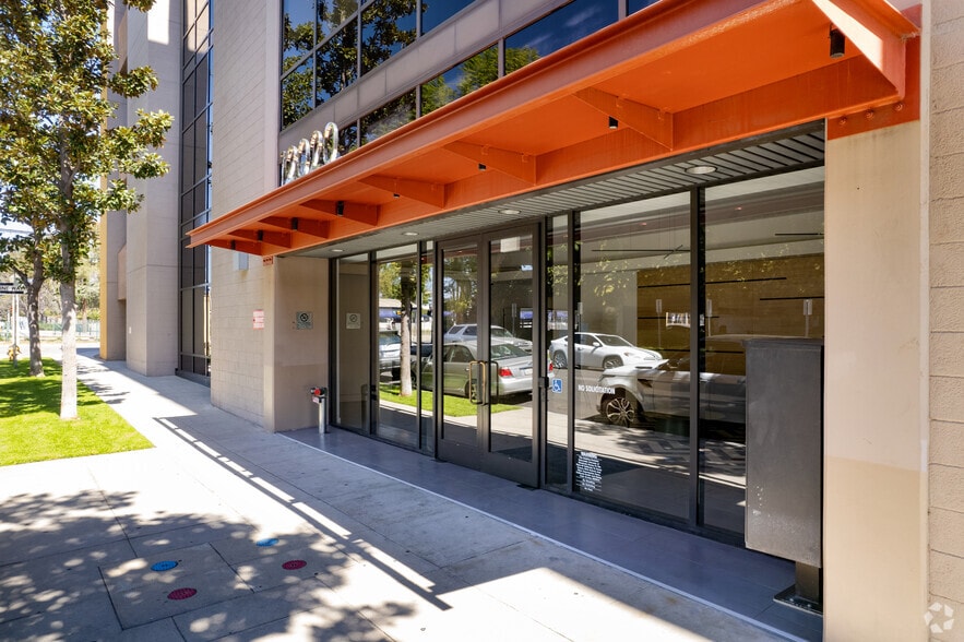 12020 Chandler Blvd, North Hollywood, CA à louer - Photo du bâtiment - Image 2 de 6