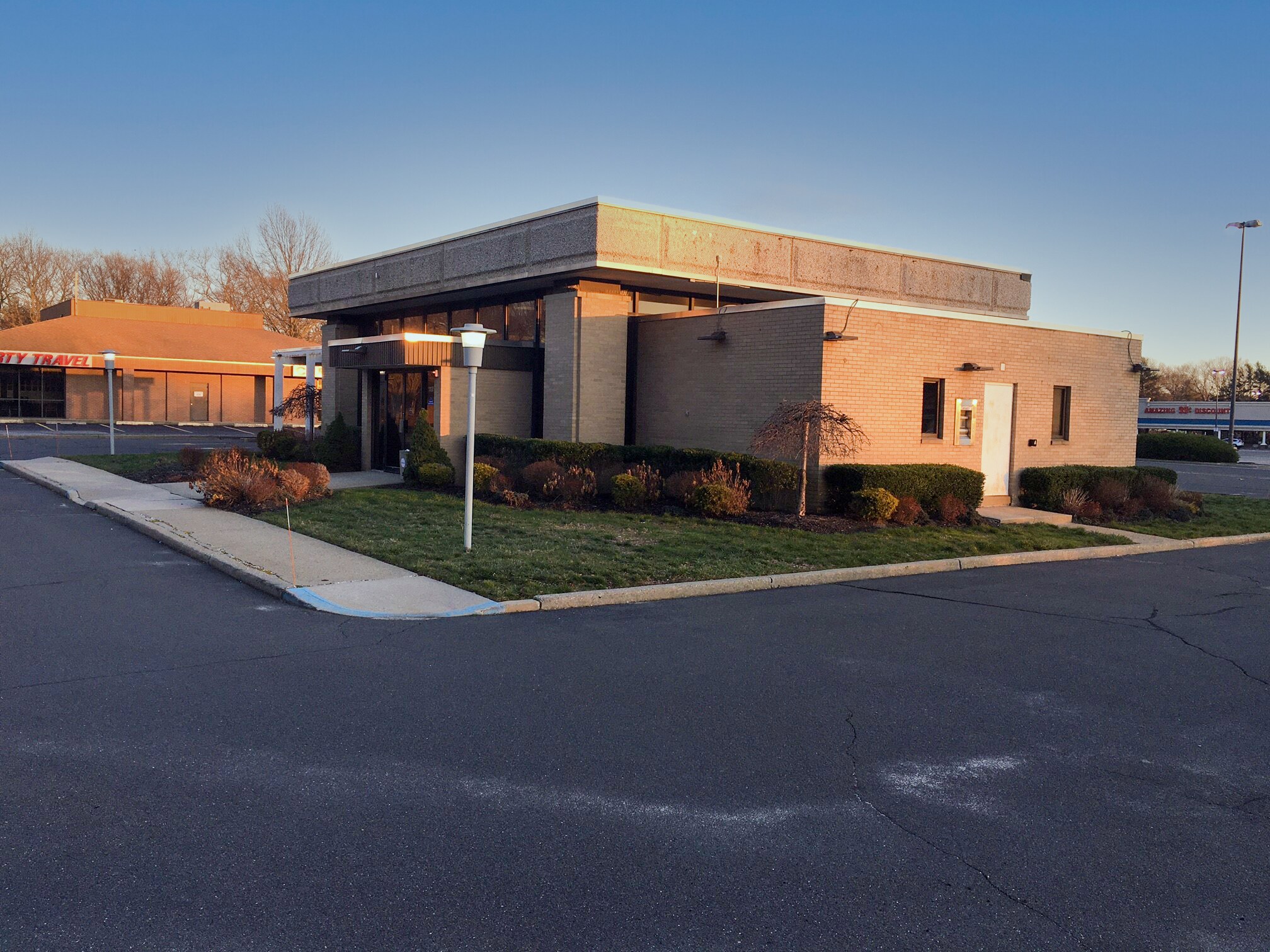 655 Old Country Rd, Riverhead, NY for lease Building Photo- Image 1 of 2
