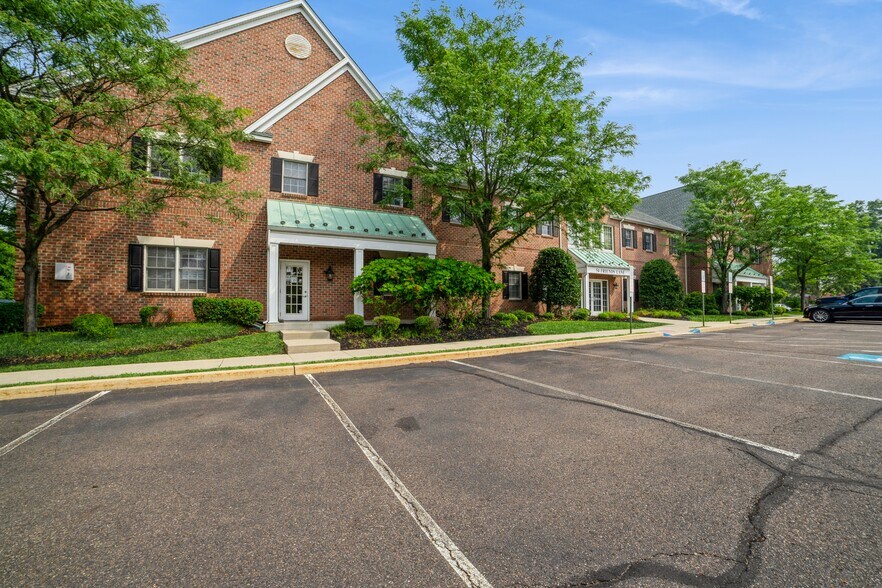 54 Friends Ln, Newtown, PA à vendre - Photo du bâtiment - Image 3 de 45
