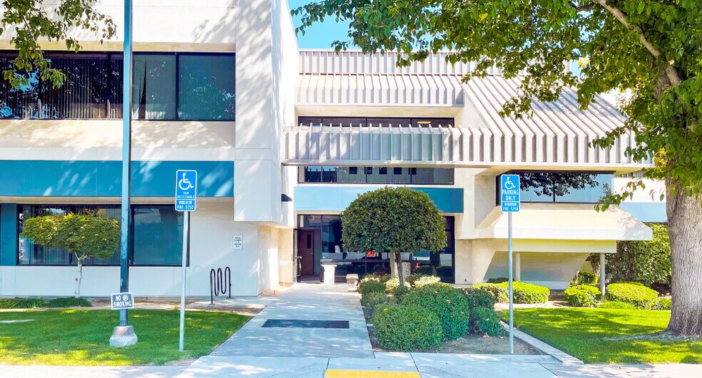 5130 E Clinton Way, Fresno, CA à louer - Photo du bâtiment - Image 1 de 5