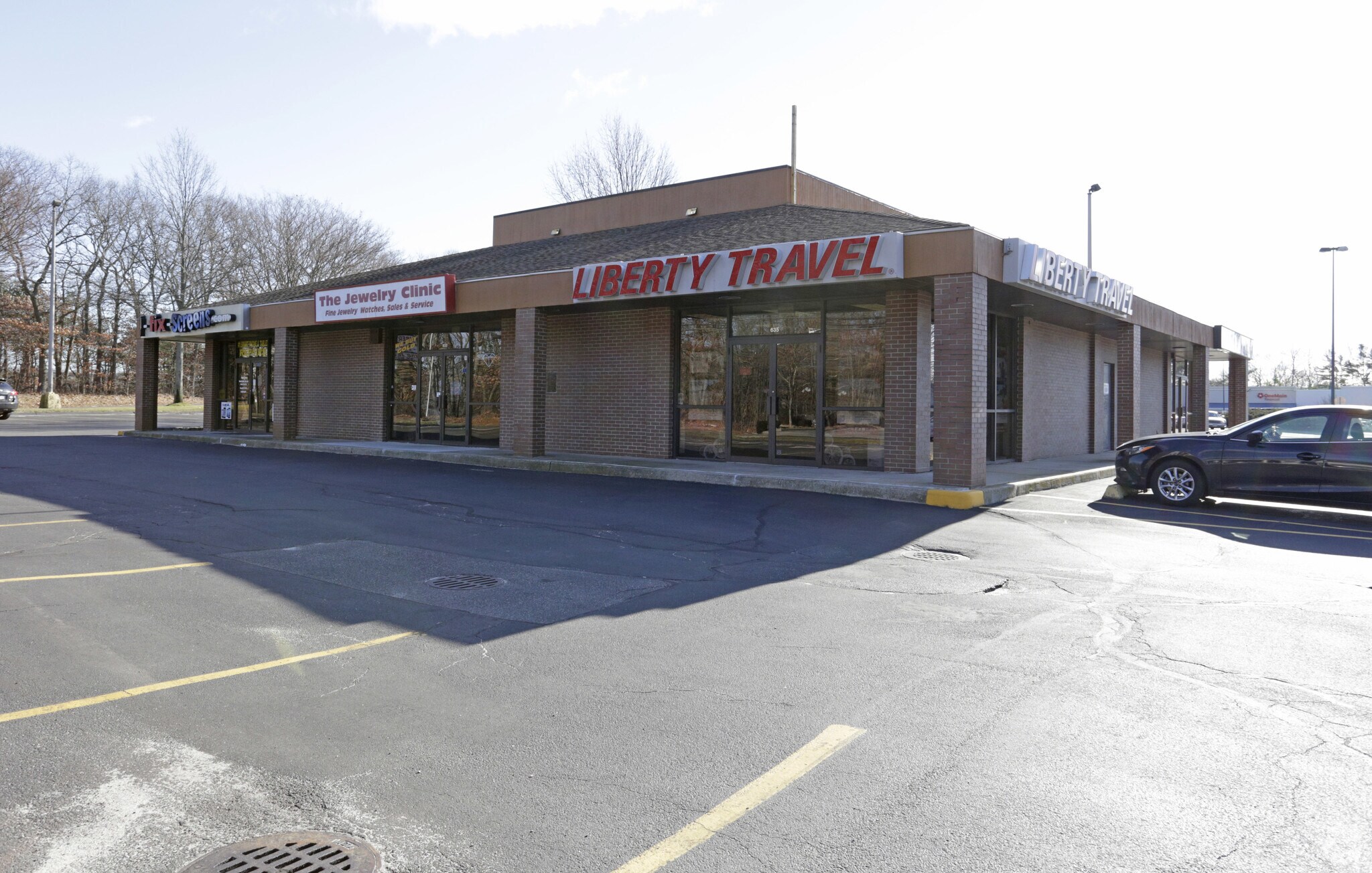 631-639 Old Country Rd, Riverhead, NY for lease Primary Photo- Image 1 of 4