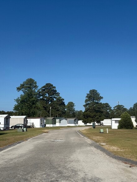 Fayetteville Portfolio portfolio of 2 properties for sale on LoopNet.ca - Building Photo - Image 2 of 13