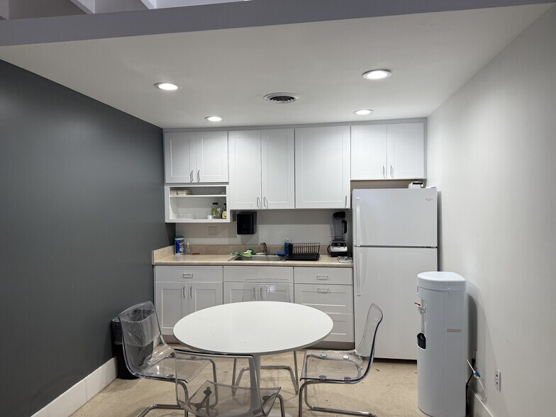 2199 NW 22nd Ct, Miami, FL à vendre - Photo du bâtiment - Image 2 de 8