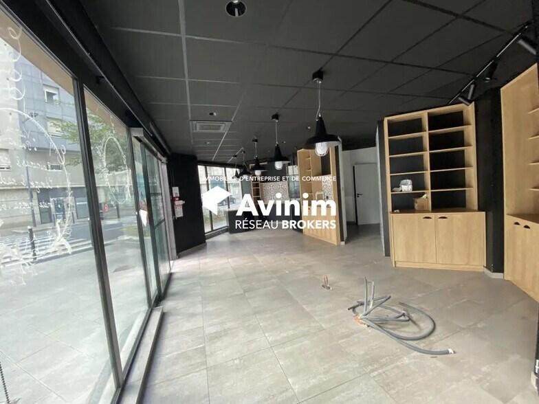 Retail in Grenoble for sale - Interior Photo - Image 3 of 8