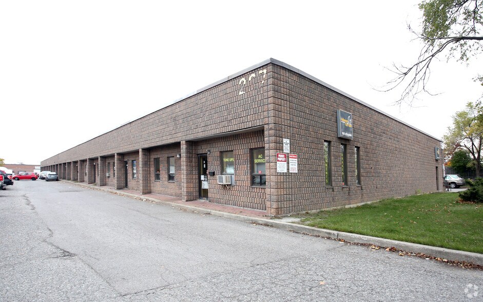 227 Advance Blvd, Brampton, ON for lease - Primary Photo - Image 1 of 3