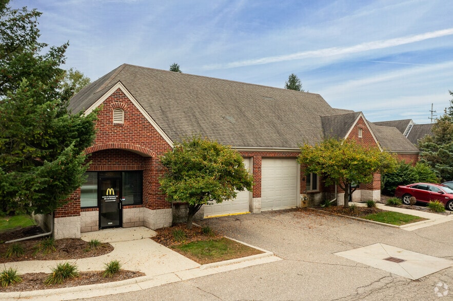 36520 Grand River Ave, Farmington Hills, MI à louer - Photo principale - Image 2 de 36