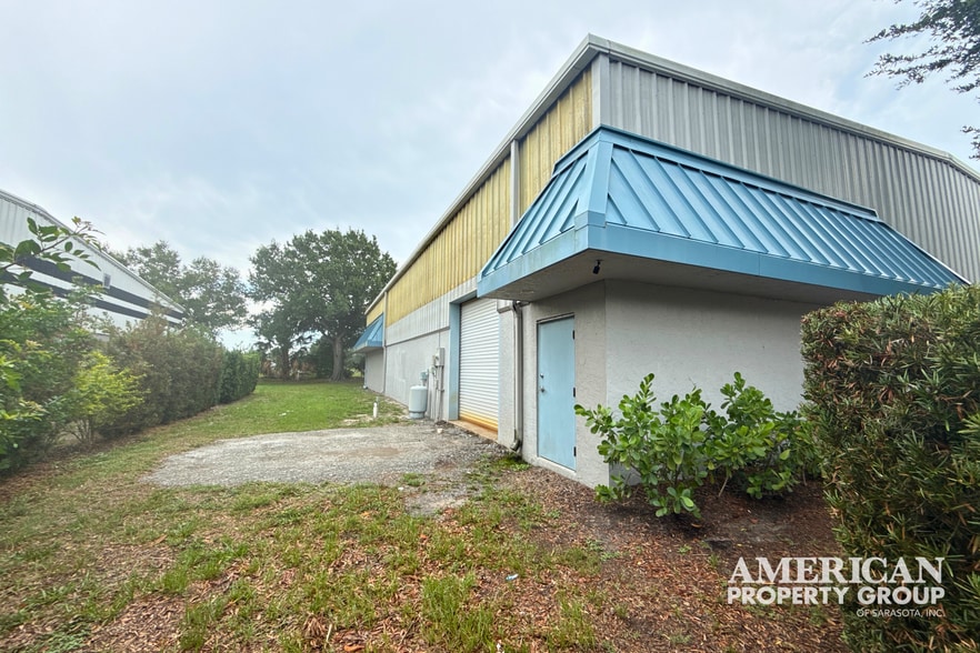7117 24th Ct E, Sarasota, FL à louer - Photo du bâtiment - Image 2 de 12