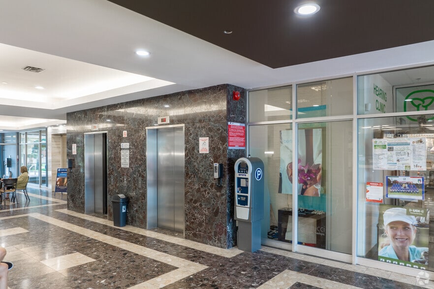 8333 Weston Rd, Vaughan, ON for lease - Lobby - Image 3 of 21