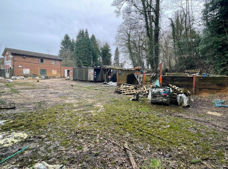 64 Holmer Green Rd, Hazlemere à vendre - Photo du bâtiment - Image 3 de 4