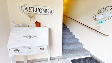 8621 Martin Way E, Lacey, WA à louer Photo intérieure- Image 2 de 11