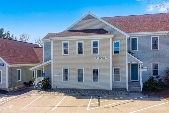 Plus de détails pour 25 Country Club Rd, Gilford, NH - Bureau à vendre