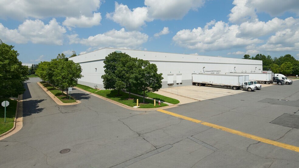 45075 Old Ox Rd, Dulles, VA à louer - Photo du bâtiment - Image 2 de 3