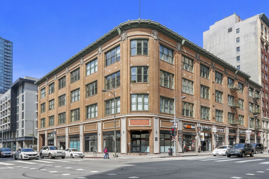 500 W 7th St, Los Angeles, CA à louer - Photo du bâtiment - Image 2 de 33