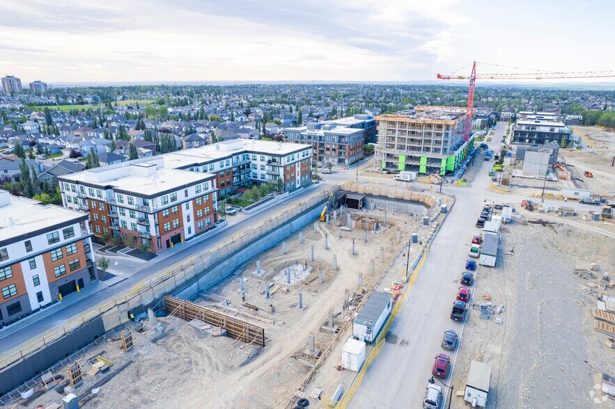 7841 Broadcast Av SW, Calgary, AB à louer - Photo du bâtiment - Image 2 de 2