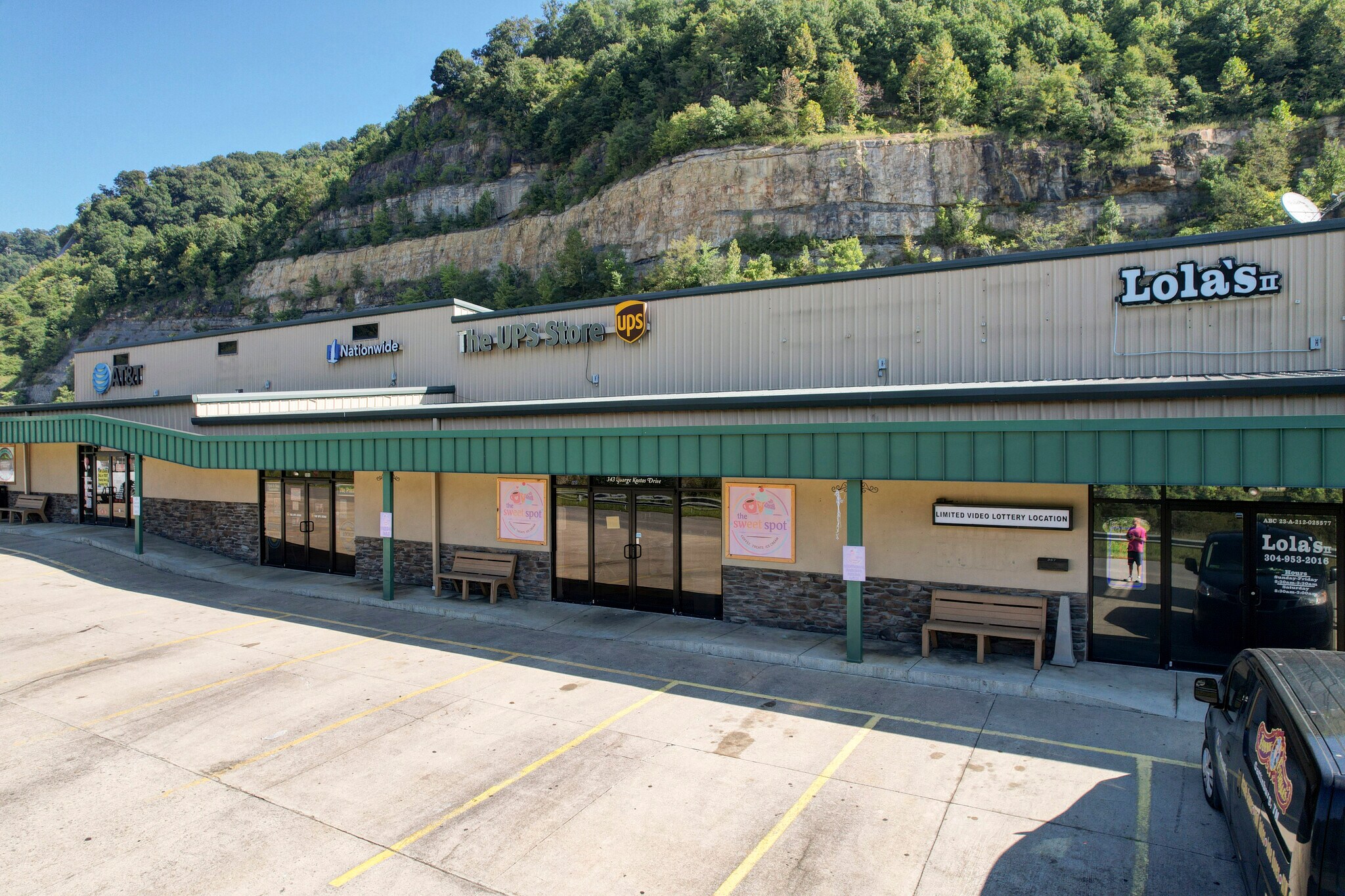300-405 George Kostas Dr, Logan, WV à vendre Photo du bâtiment- Image 1 de 26