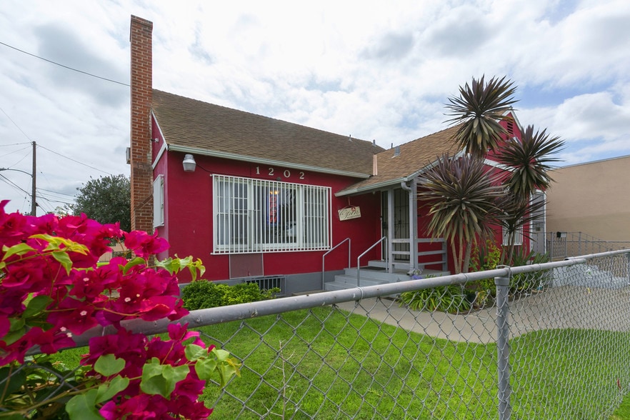 1202-1204 W 1st St, Santa Ana, CA for lease - Building Photo - Image 3 of 10