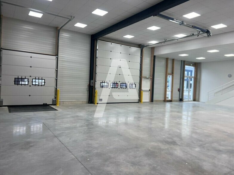 Flex in Moissy-Cramayel for lease - Interior Photo - Image 3 of 5