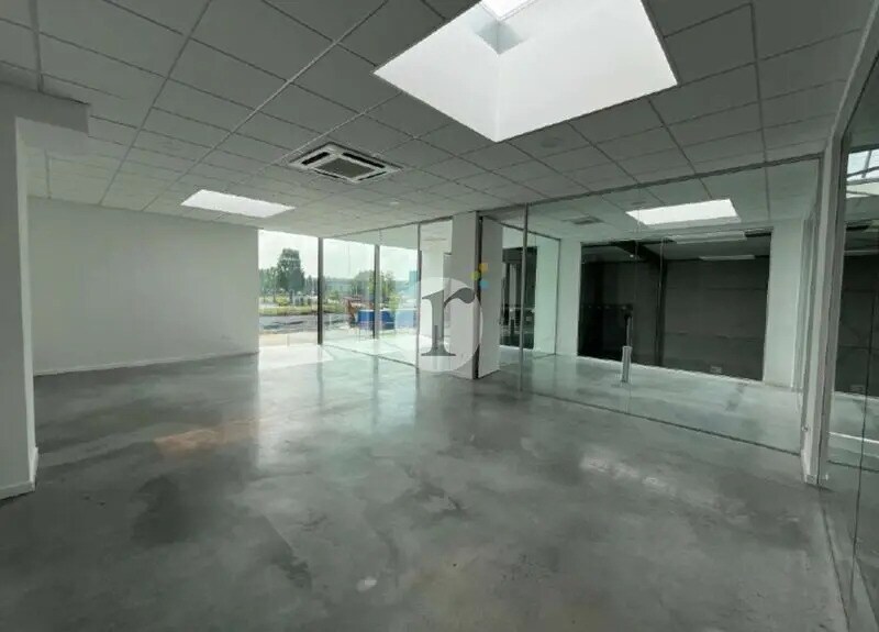Office in Carvin for lease - Interior Photo - Image 2 of 4