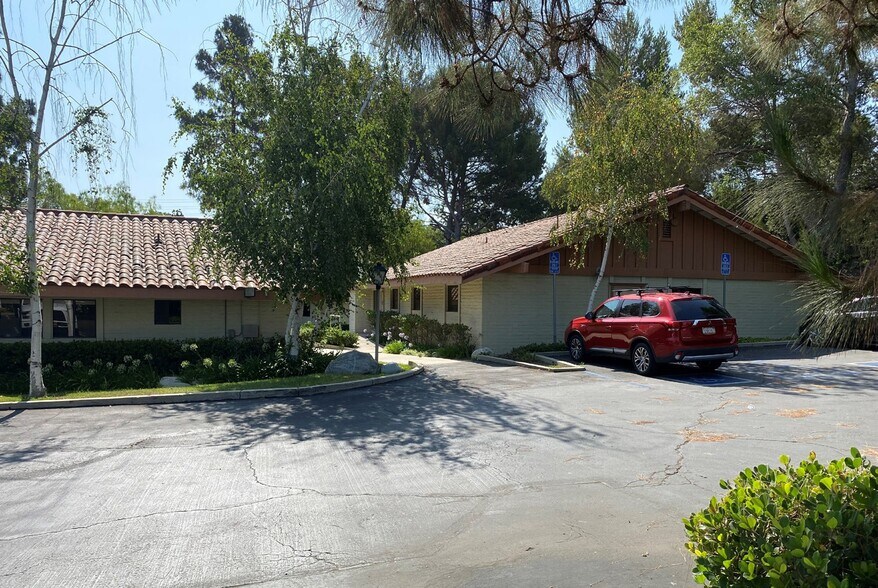 386-398 Lombard St, Thousand Oaks, CA à louer - Photo du bâtiment - Image 2 de 24