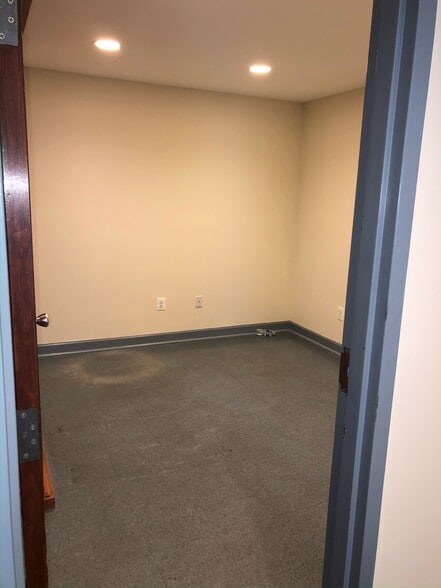 7513 Gary Rd, Manassas, VA for lease - Building Photo - Image 2 of 6