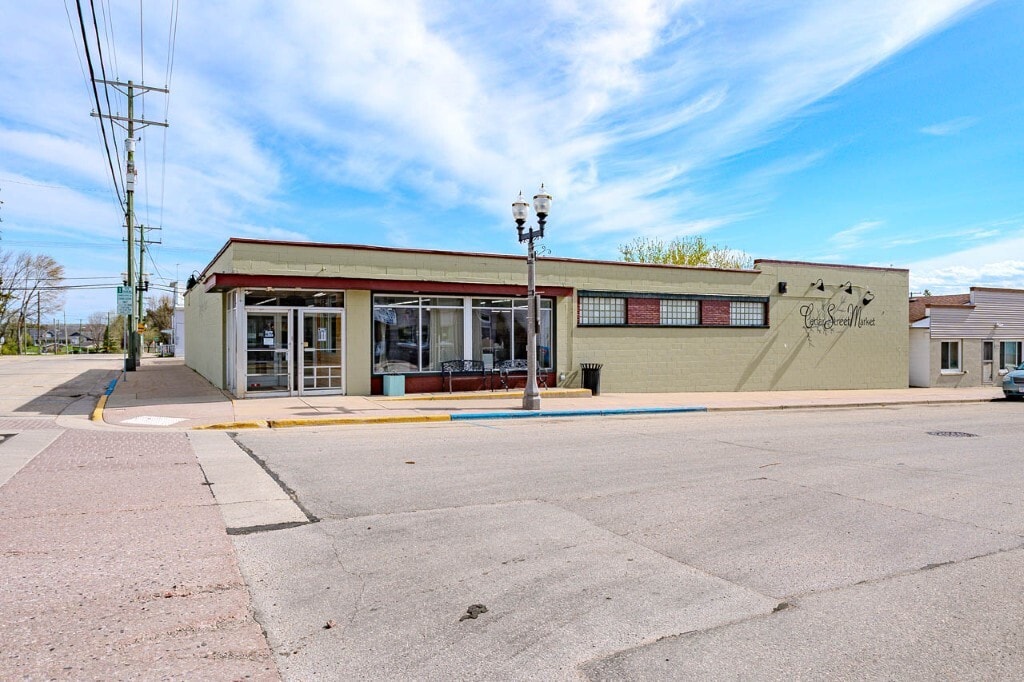 234 Cedar St, Tigerton, WI for sale Primary Photo- Image 1 of 61