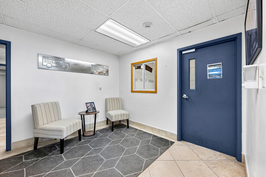 2727 S Beech Daly Rd, Dearborn Heights, MI à louer - Photo intérieure - Image 3 de 60