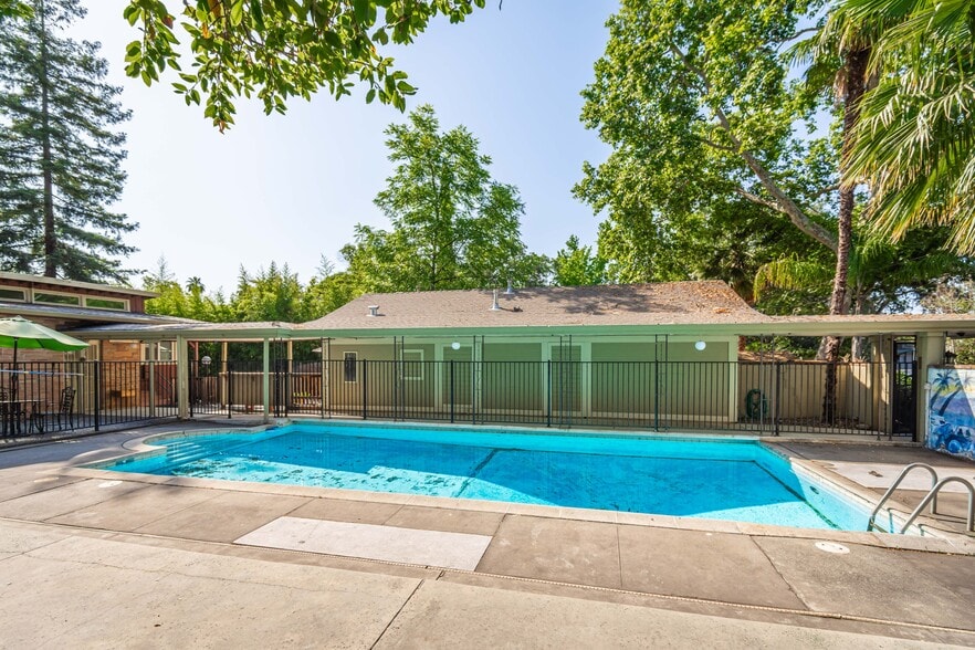 4224 Crestline Ave, Fair Oaks, CA à vendre - Photo du bâtiment - Image 2 de 22