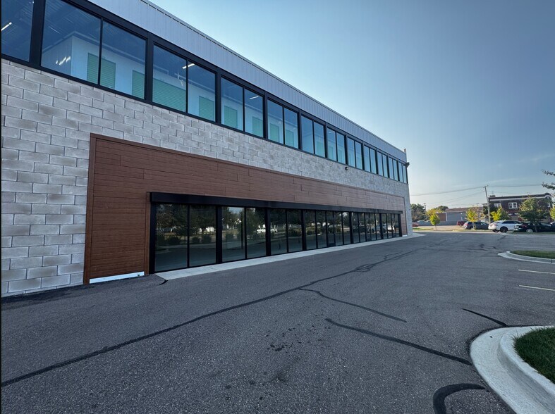 24200 Gratiot Ave, Eastpointe, MI for lease - Building Photo - Image 2 of 3