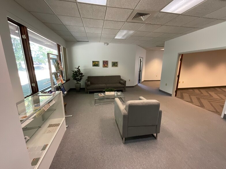 38227 Western Pky, Willoughby, OH à vendre - Photo du bâtiment - Image 2 de 11