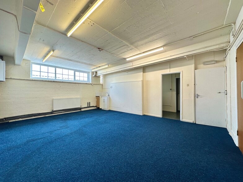 Leagrave Rd, Luton for lease - Interior Photo - Image 3 of 7