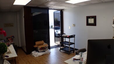 19209 Parthenia St, Northridge, CA for lease Interior Photo- Image 2 of 5