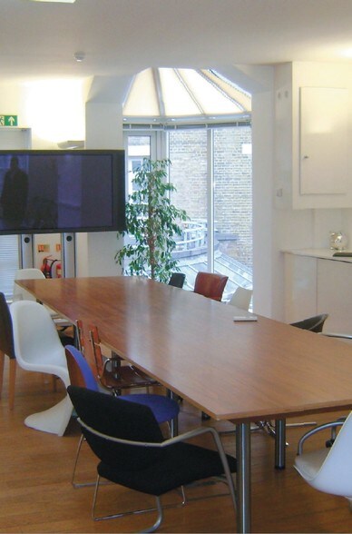 16-20 Shorts Gdns, Londres à louer - Hall d’entrée - Image 3 de 5