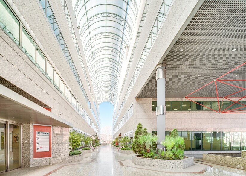 Bureau dans San Sebastián de los Reyes, Madrid à louer - Photo du bâtiment - Image 2 de 2