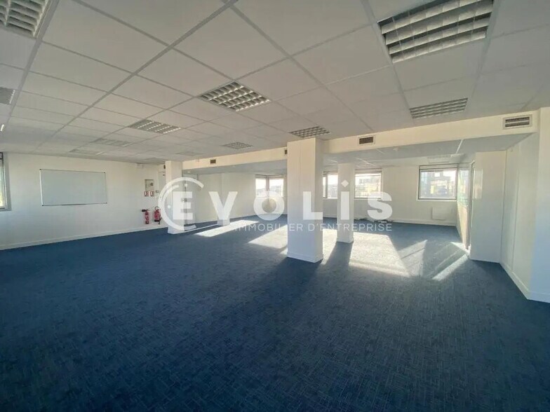 Office in Noisy-le-Grand for lease - Interior Photo - Image 2 of 15