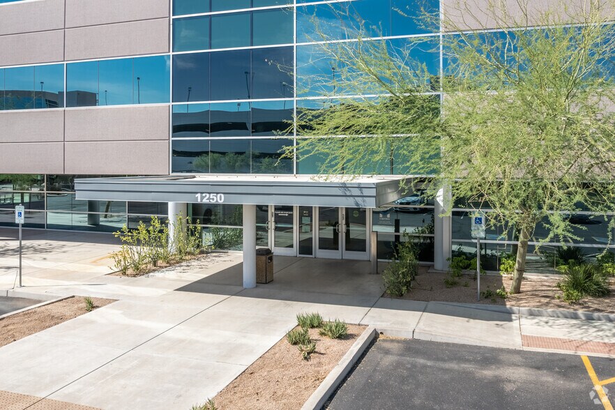 1250 W Washington St, Tempe, AZ à louer - Photo du bâtiment - Image 2 de 8