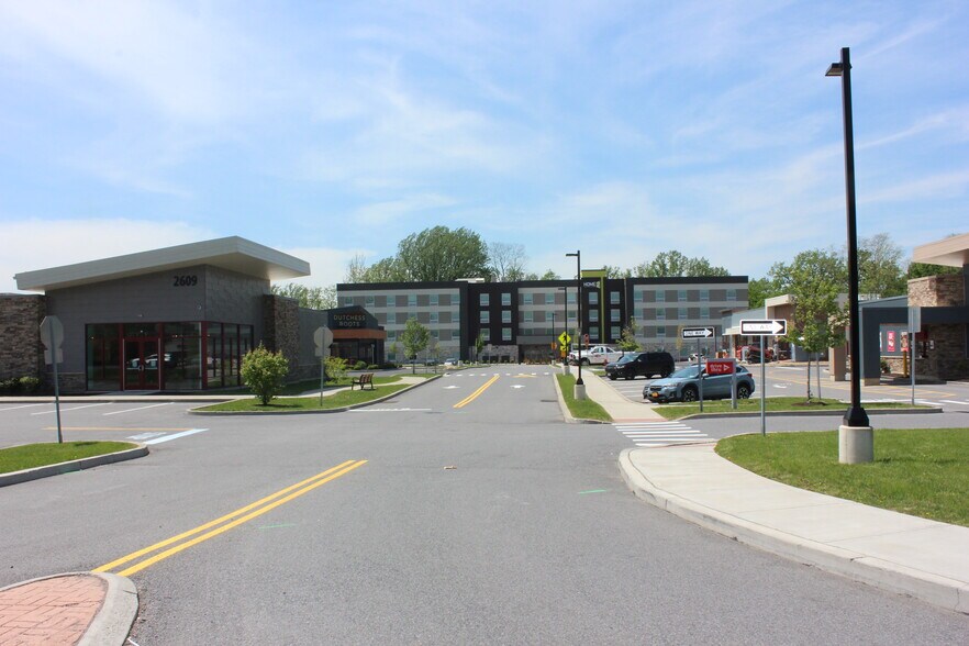 2627 South Rd, Poughkeepsie, NY à louer - Photo du bâtiment - Image 3 de 17