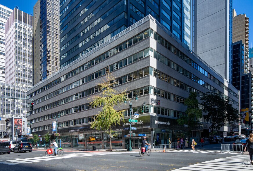 711 Third Ave, New York, NY à louer - Photo du bâtiment - Image 2 de 3
