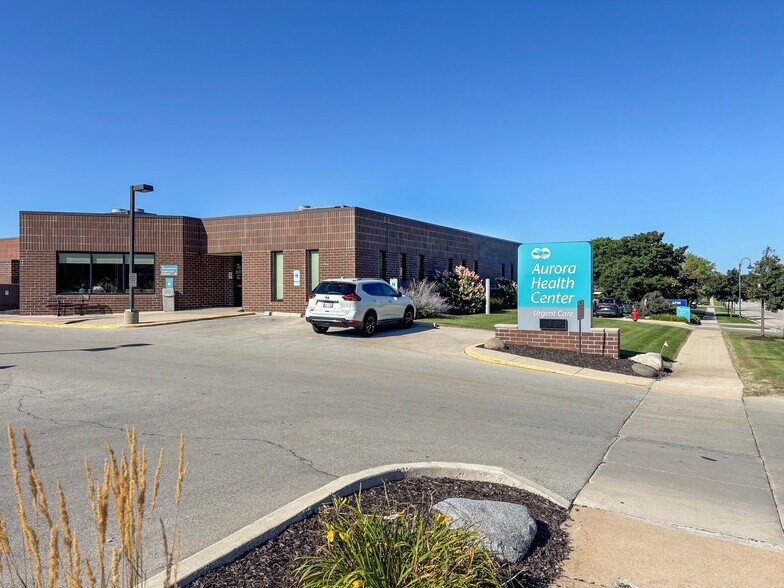 6901 W Edgerton Ave, Greenfield, WI à vendre - Photo du bâtiment - Image 1 de 10