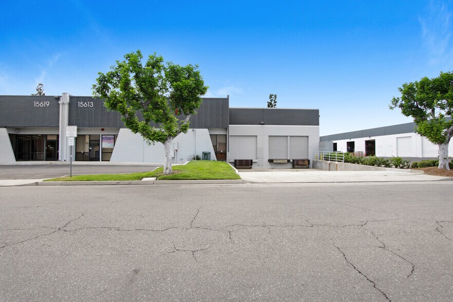 15613-15619 Blackburn Ave, Norwalk, CA à louer - Photo du bâtiment - Image 2 de 6