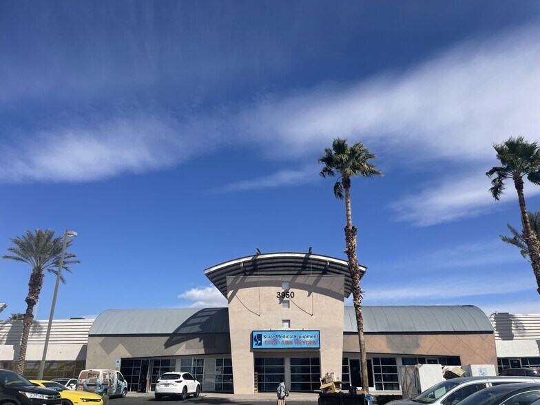 3950 E Sunset Rd, Las Vegas, NV à louer - Photo du bâtiment - Image 2 de 8